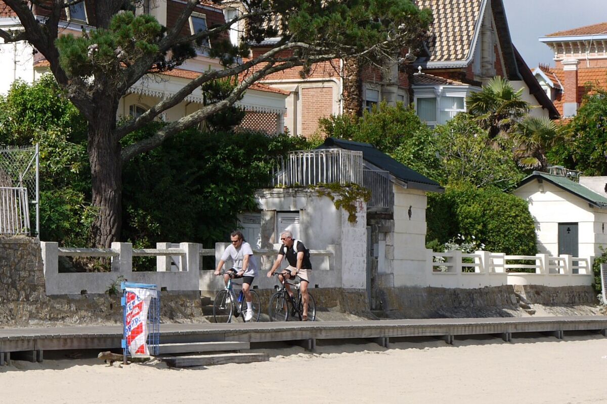 Deux cyclistes sur le front de mer du Bassin d'Arcachon